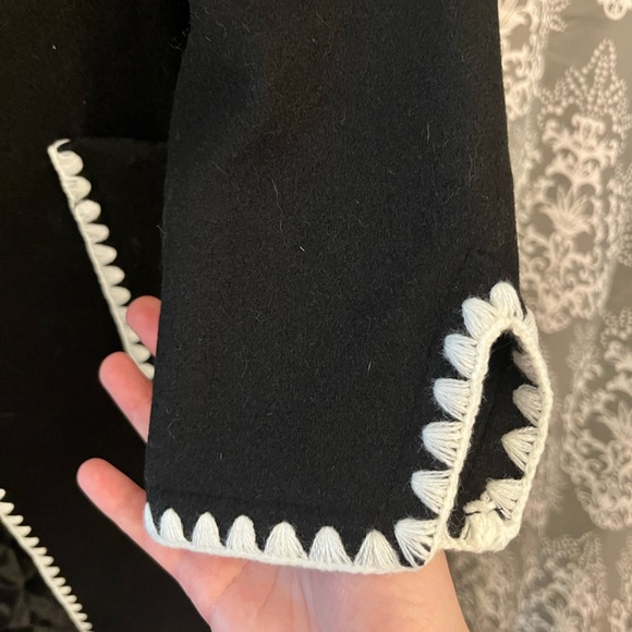 Chic Black Coat with White Trim - Picture 6 of 10